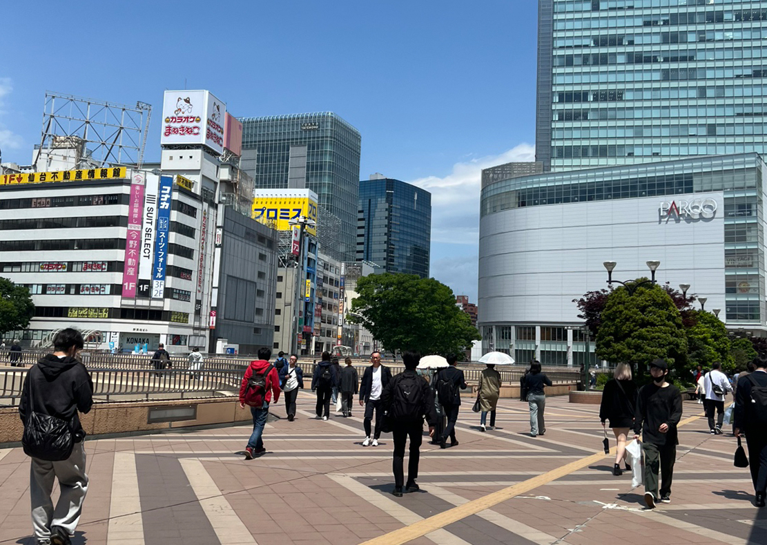 仙台駅JR中央改札を出て右側に進みます。
