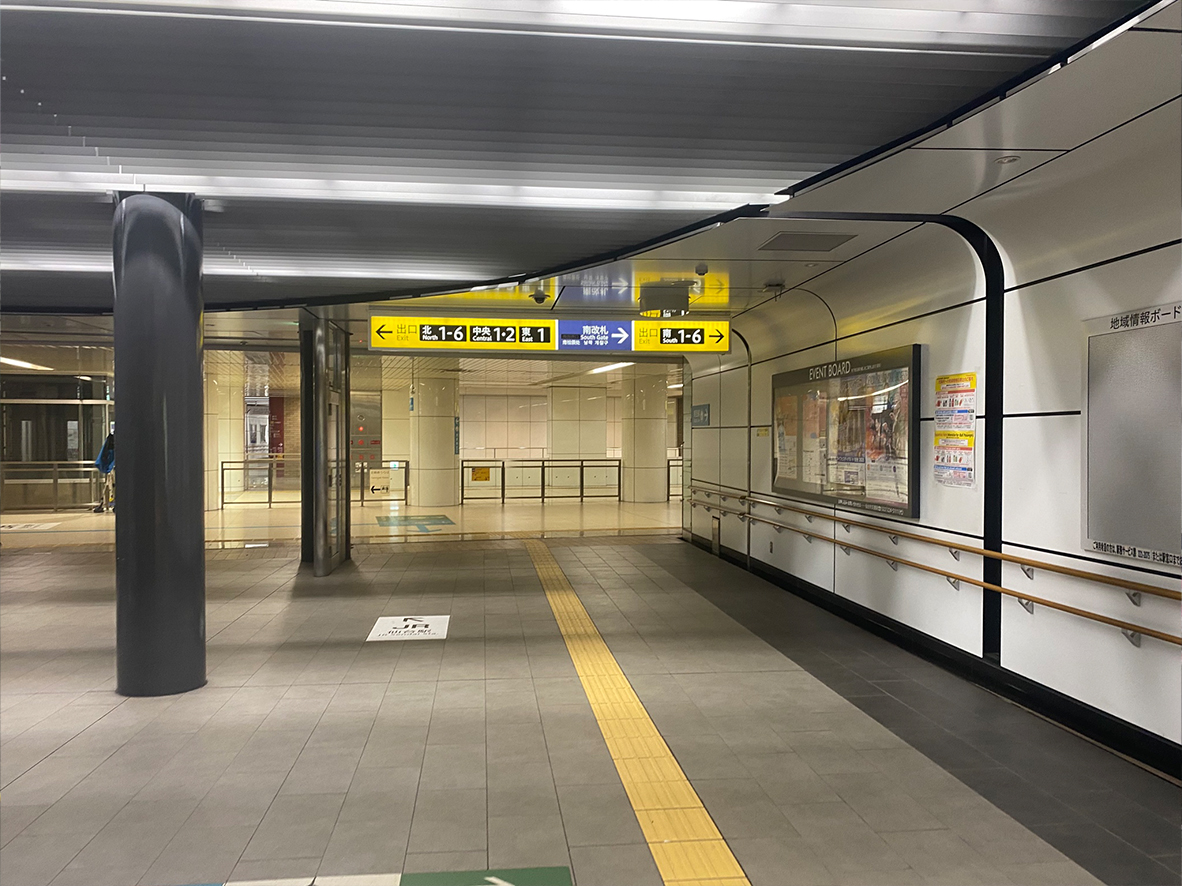 改札出て左に進むと写真の通り表記があります。またすぐ左に向かいます。北2番出口方向に進みます。