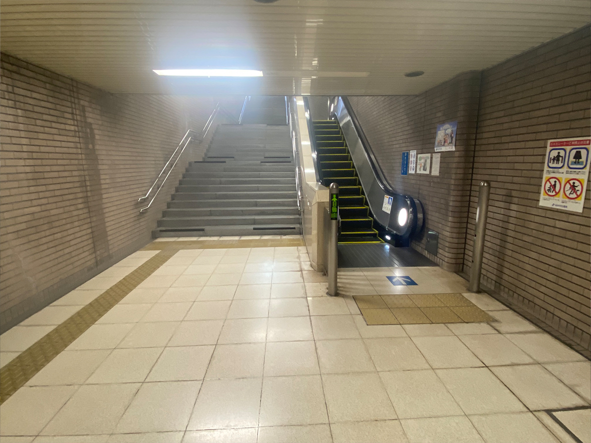 エスカレーターがあるので進んでいきます。進んでいくと地上に出ます。