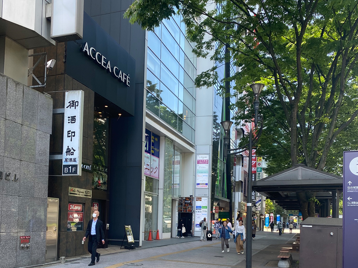 地上に出てすぐの場所に、EQUINIAビルがあります。当院はその4階にあります。