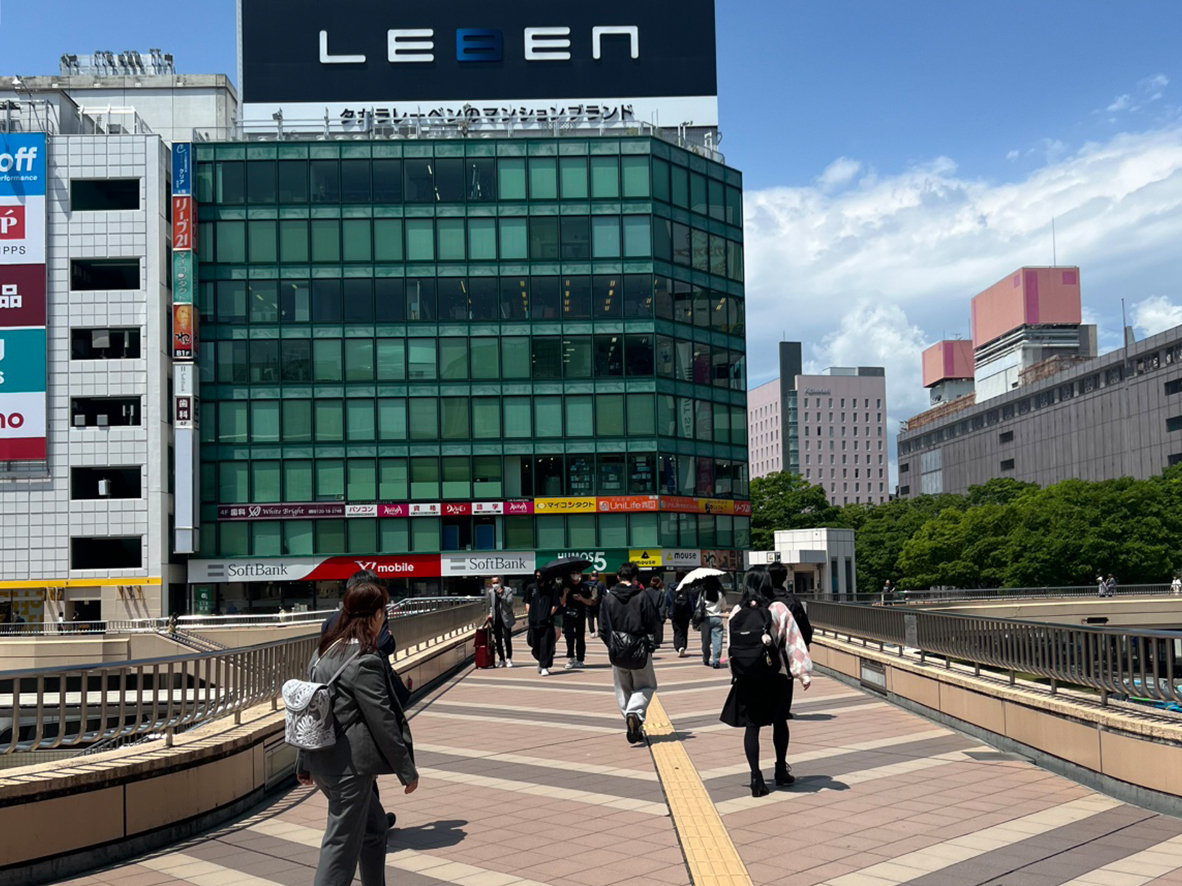 エスカレーターの方に向かって進みます。