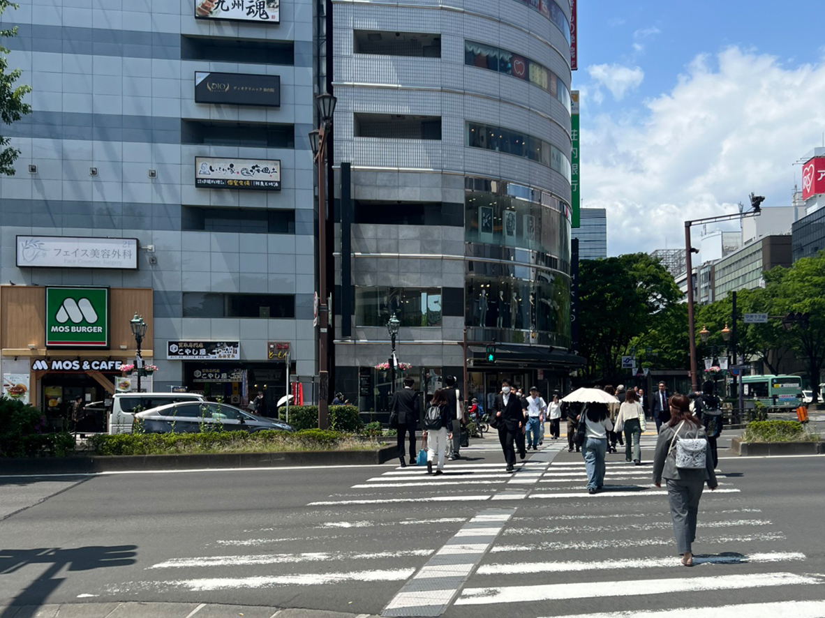 交差点の信号を真っ直ぐに渡ります。