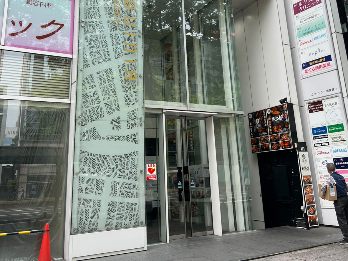 真っ直ぐ進み、1階に珈琲館のあるガラス張りのビルの4階がウィルAGAクリニック仙台院となります。