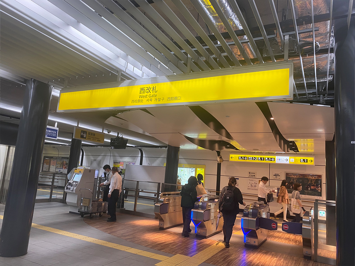 エスカレーターを上がると改札に着きます。改札を出たら、すぐ左に進みます。